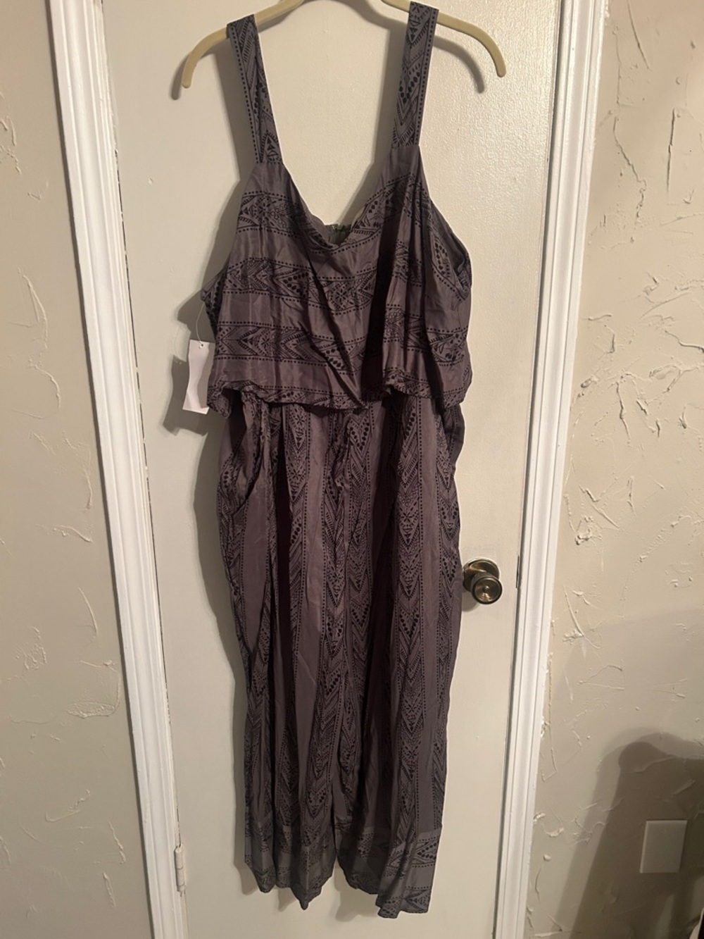 Sleeveless Layered jumper in Dusty gray with black accents